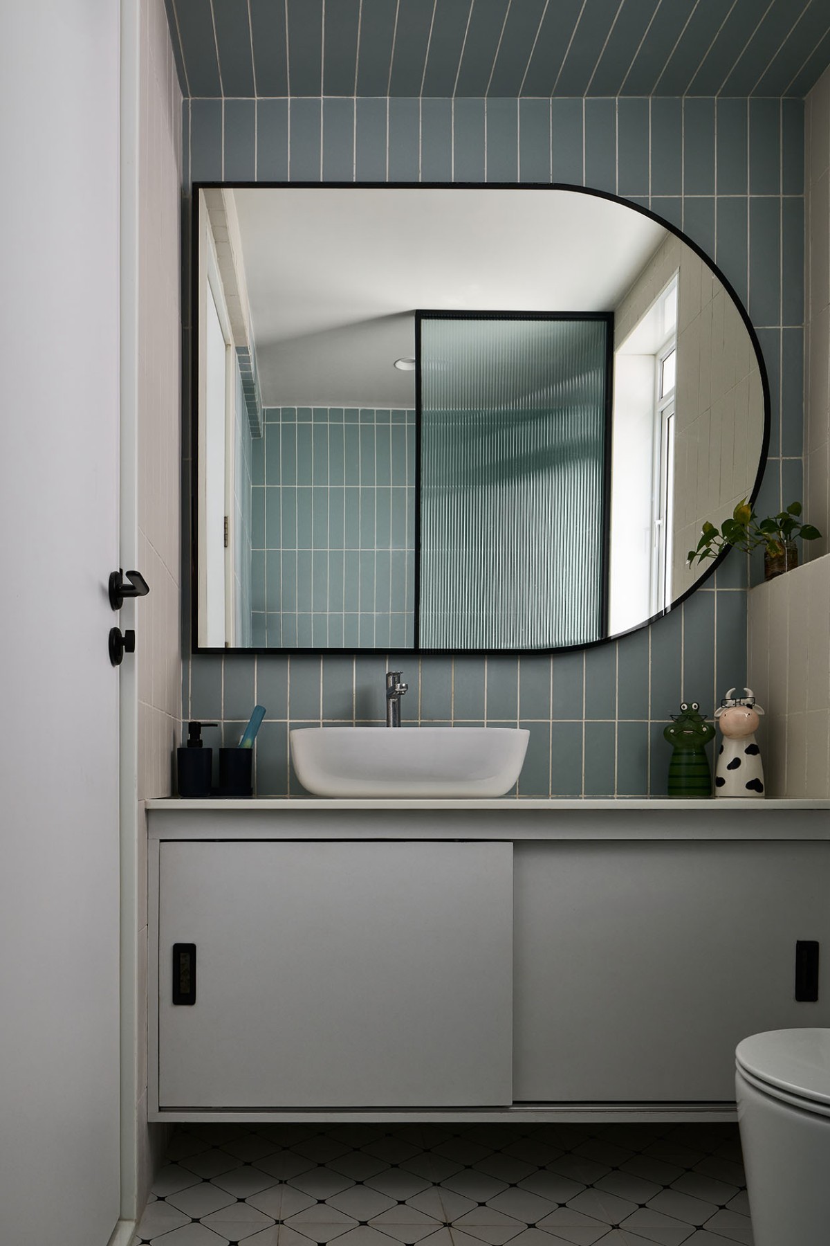 Kids Bathroom of The Contemporary नेस्ट by Studio KNest