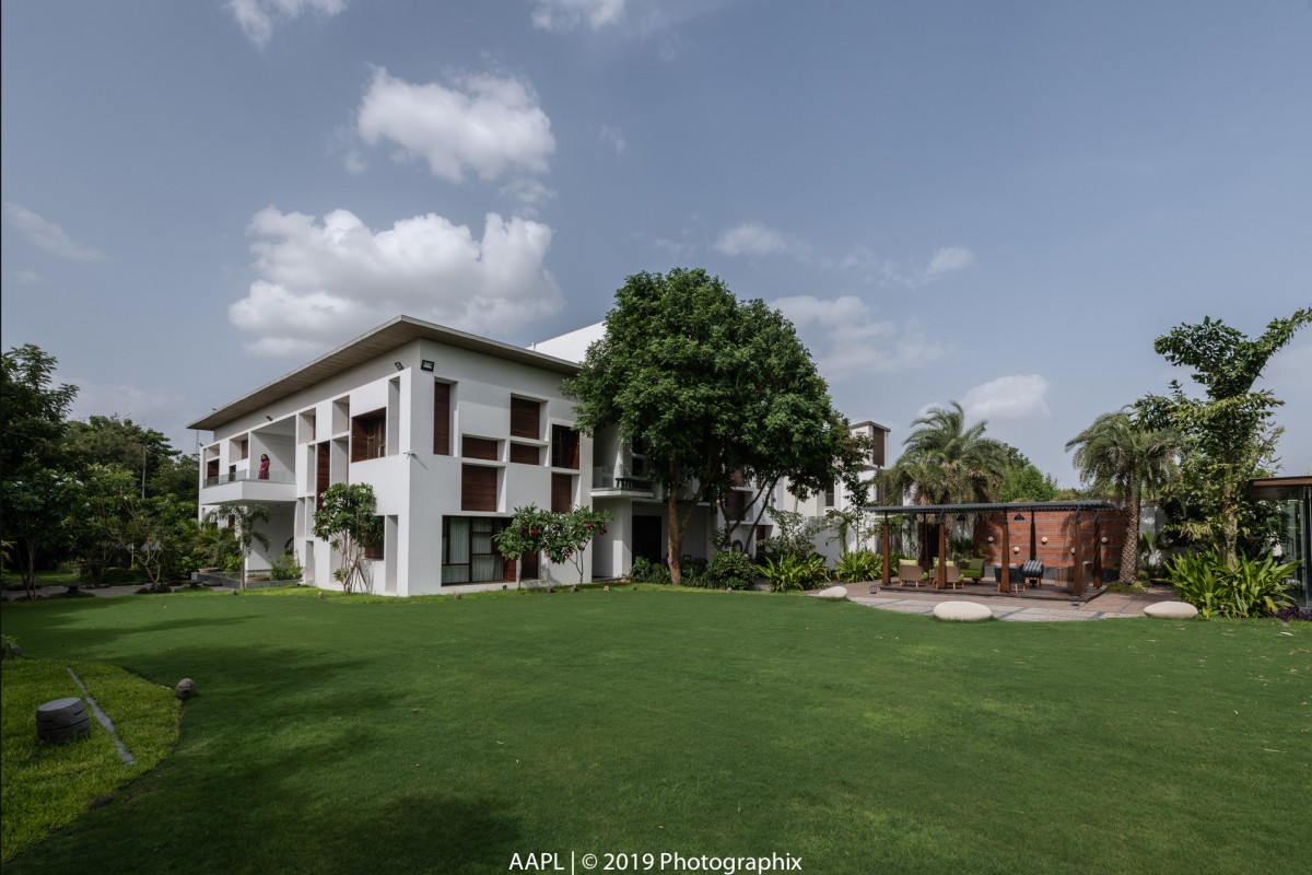 Lawn & Gazebo of The Courtyard House by Associated Architects (i) Pvt. Ltd