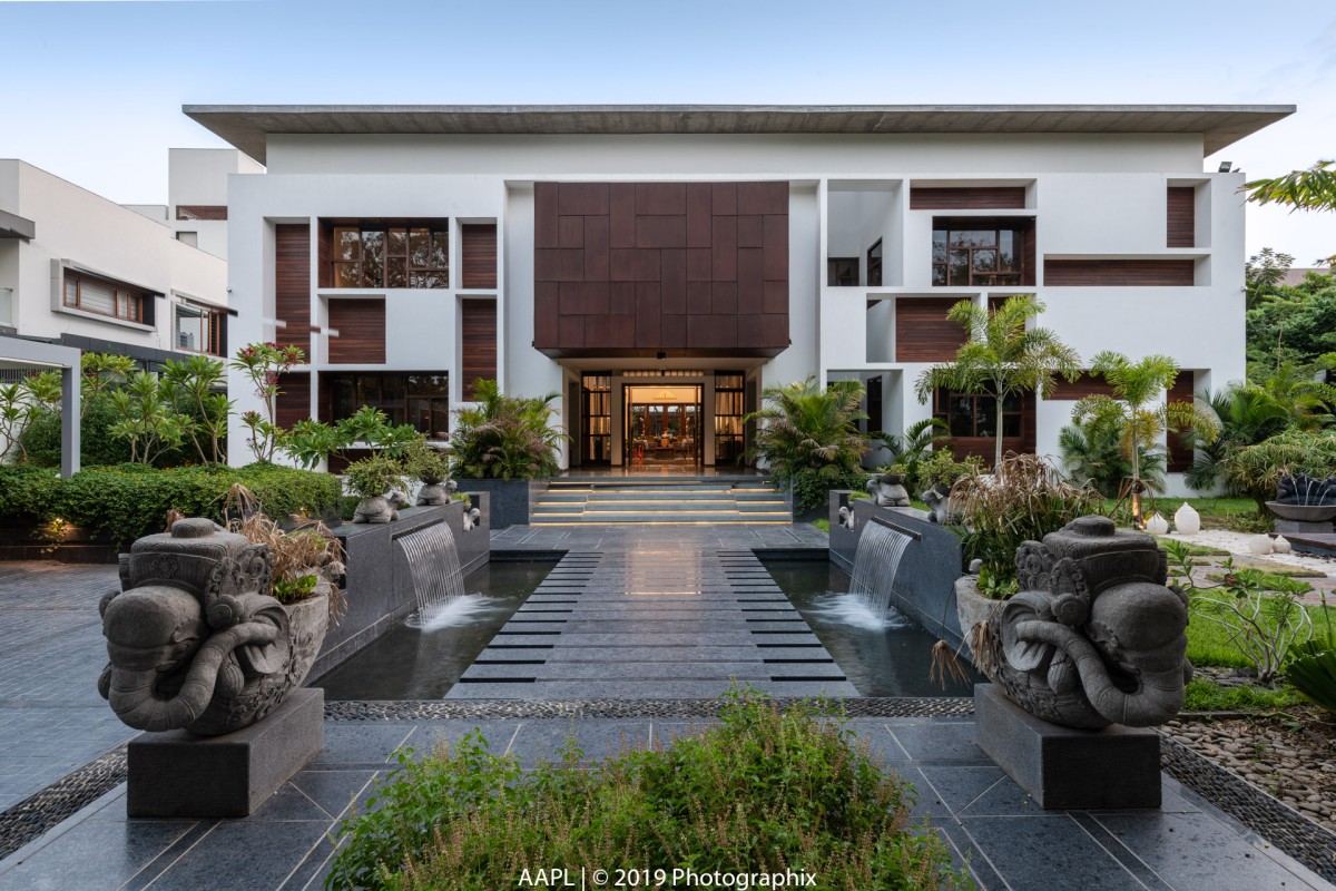 The Courtyard House by Associated Architects (i) Pvt. Ltd