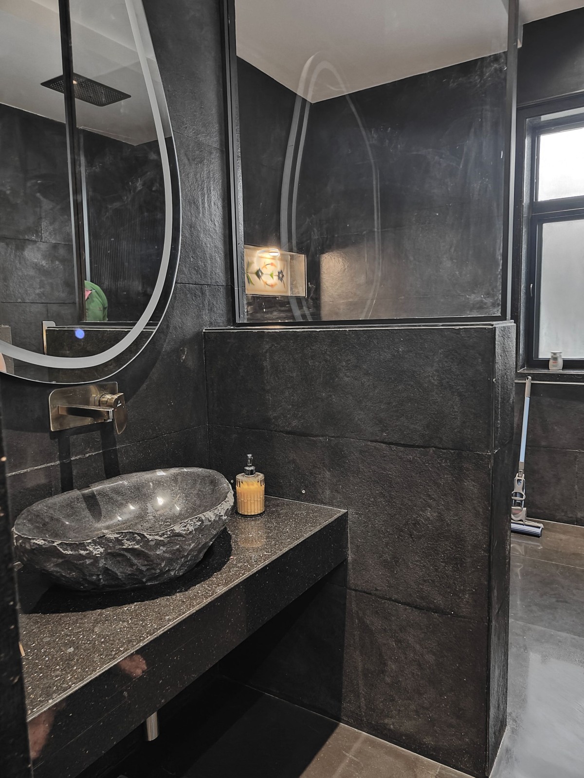 Bathroom vanity of House at Sultanpur Patti by Studio Maroon