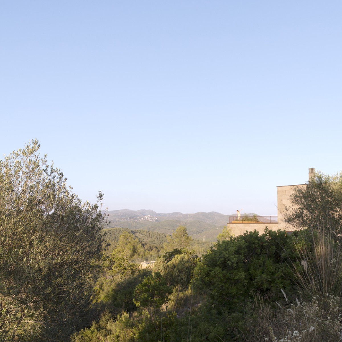 The building is orientated along the north-south axis to maximize solar radiation in winter and natural ventilation in summer