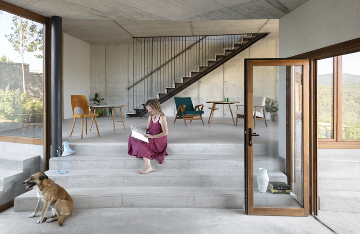 The upper face of the floor slab, finished with quartz crystals, has been used as flooring